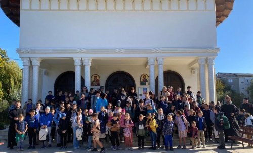 Premii pentru 150 de copii și tineri din Arhiepiscopia Romanului și Bacăului