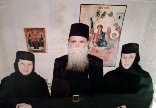 Două surori călugărițe pe drumul slujirii Mântuitorului