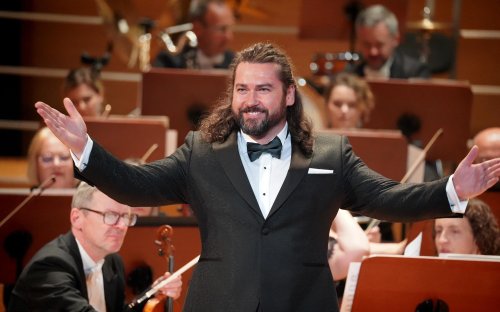 Poetul Nicolae Labiș și tenorul Teodor Ilincăi, sub umbra Mălinilor