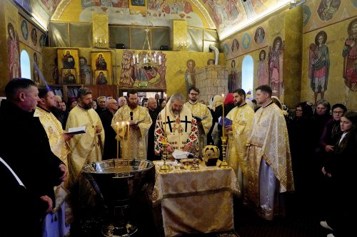 Liturghie baptismală și sfințire de clopotniță la Deleni, Iași
