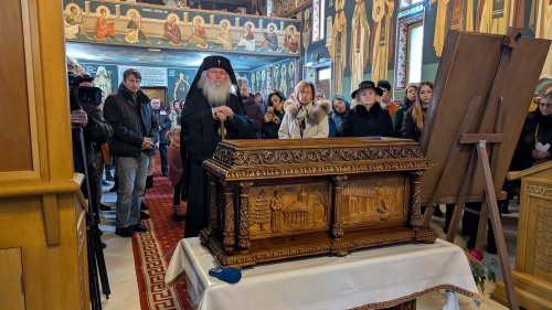 Moaștele Sfântului Cuvios Calistrat așezate în biserica Mănăstirii Timișeni