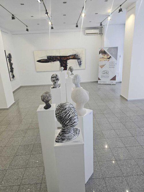 Artele se împletesc pe simeze