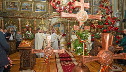 Sfințirea noilor cruci la Biserica „Sfântul Ierarh Nicolae” din Sângeorz‑Băi 