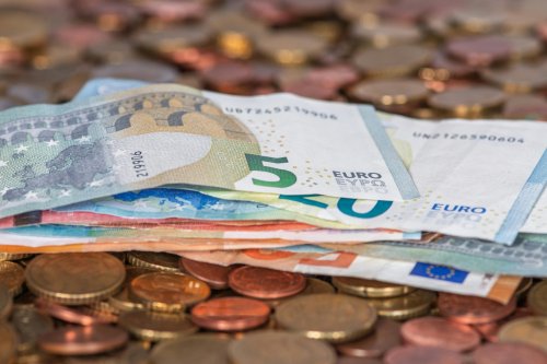 Bulgaria trece joi la moneda euro