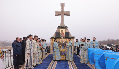Credincioșii din Buzău au primit binecuvântarea Iordanului
