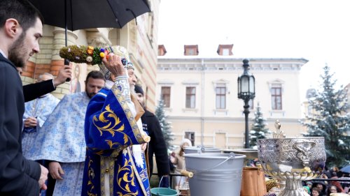 Mulţimi de credincioşi au primit Agheasma Mare la Catedrala Mitropolitană din Sibiu