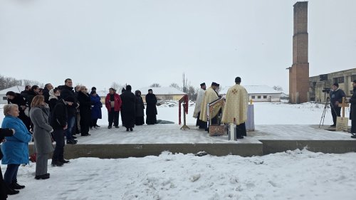 Mitropolitul Banatului în mijlocul pacienților de la spitalul din Jebel