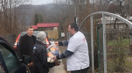 Voluntarii Paraclisului Catedralei Naționale aduc sprijin și speranță familiilor din Prahova