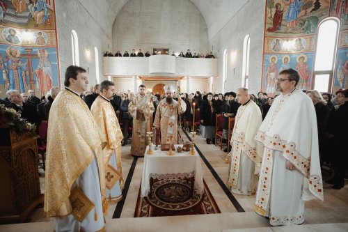 Noul iconostas al bisericii din parohia sălăjeană Crişeni a fost sfinţit