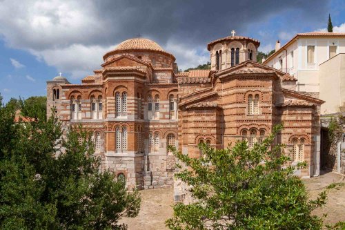 Sfinţii Trei Ierarhi în evlavia milenară a Bisericii