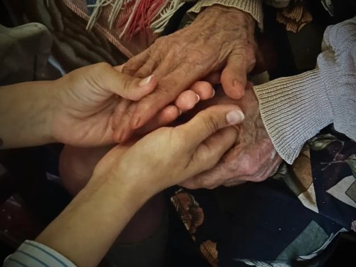 Asociația „Filantropia Ortodoxă” Huși a lansat proiectul social „Îmbrățișează un bunic”