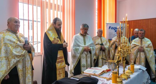 Taina Sfântului Maslu la căminele de bătrâni din Moinești