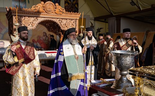 Peste 2.000 de pelerini la procesiunea cu sfintele icoane de la Roman