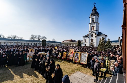 Peste 2.000 de pelerini la procesiunea cu sfintele icoane de la Roman