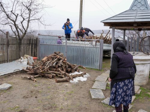Lemne pentru foc oferite familiilor nevoiaşe din judeţul Galaţi