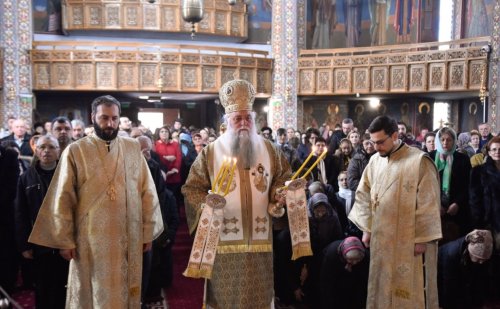 Slujire arhierească la Biserica „Înălțarea Domnului” din Râmnicu Vâlcea