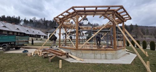 Mănăstirea Almaș construiește un Altar de vară