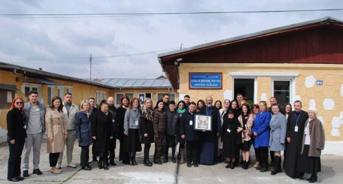 Părintele Constantin Necula, în mijlocul tinerilor de la Centrul din Târgu Ocna