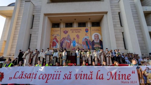 Procesiune impresionantă pe străzile Bacăului