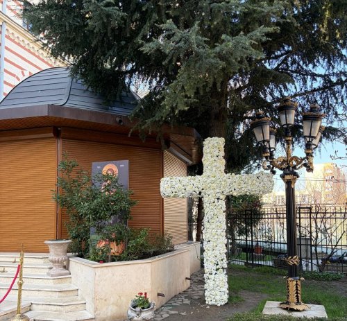 Crucea de flori - lumină a iubirii care se dăruiește fără măsură