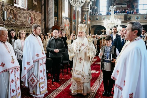 Binecuvântare arhierească pentru bistrițeni, în a doua zi de Paști, la Biserica de la Coroana
