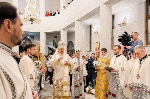 Lumina Sfântă oferită credincioșilor din Chișinău de Mitropolitul Basarabiei