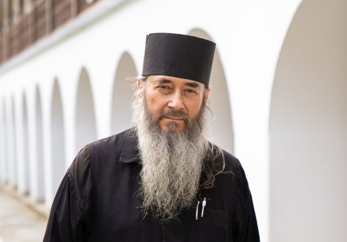 Toate se bucură și preaînalță un cânt