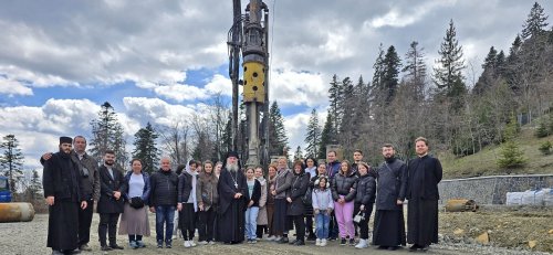 Pelerini bucureșteni la peștera Sfintei Cuvioase Teodora de la Sihla