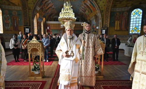Liturghie arhierească în Parohia Drăgești, Episcopia Oradiei