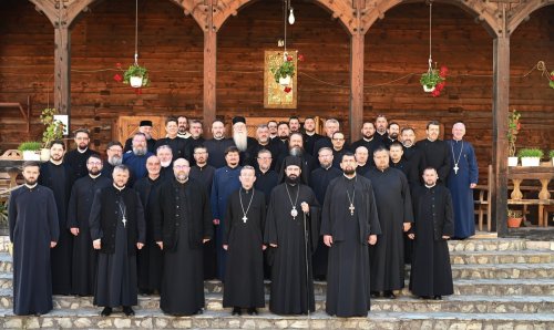 Preoţii din protopopiatele Petroșani și Hațeg reuniţi la conferinţa de primăvară