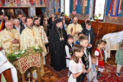 Două parohii vizitate de Episcopul Caransebeșului