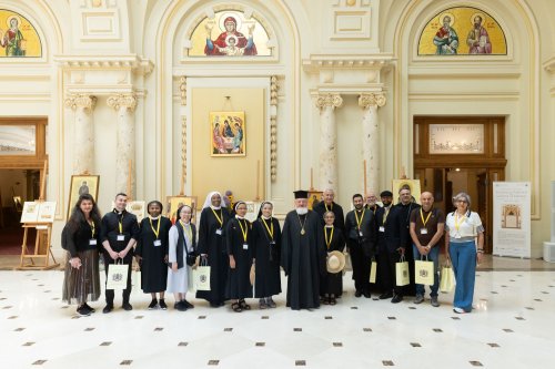 Pelerini ortodocși și catolici în vizită la Palatul Patriarhiei