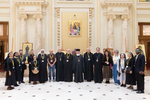 Pelerini ortodocși și catolici în vizită la Palatul Patriarhiei