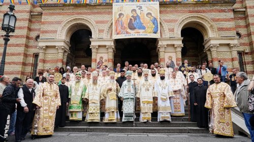 Șase arhierei au liturghisit la hramul Catedralei Mitropolitane „Sfânta Treime” din Sibiu
