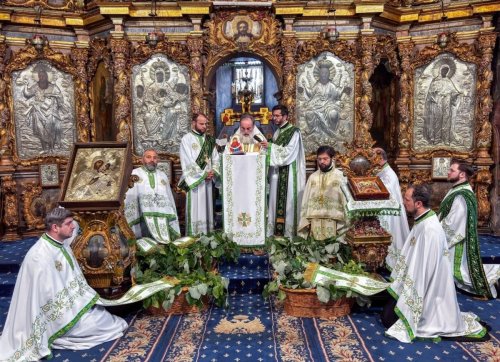 Ziua Cincizecimii marcată prin rugăciune arhierească la Roman