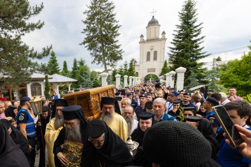 Slujba Privegherii în cinstea Sfintelor Cuvioase Filofteia și Elisabeta de la Mănăstirea Pasărea
