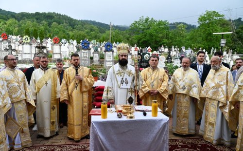 Slujirile ierarhilor hunedoreni în Duminica Tuturor Sfinților