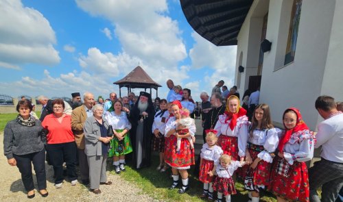 Vizită arhierească la Mănăstirea Petroasa Mare