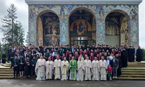 Curs festiv al absolvenților Seminarului Teologic de la Mănăstirea Neamț