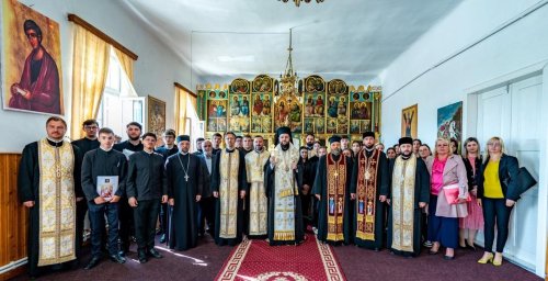 Binecuvântare arhierească pentru elevii teologi romașcani