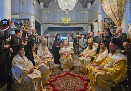 Împreună-slujire în insula natală a Patriarhului Ecumenic