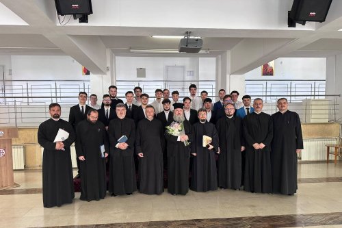 Coronițe cu lauri la Seminarul Teologic Ortodox din București