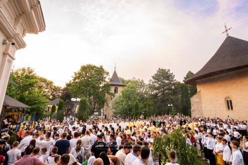 Procesiune cu moaștele Sfinților Ierarhi Leontie și Teodosie la Rădăuți