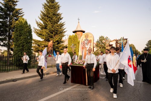 Procesiune cu moaștele Sfinților Ierarhi Leontie și Teodosie la Rădăuți