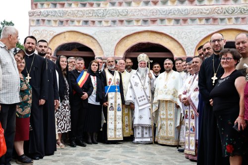 Resfinţirea unei biserici gorjene