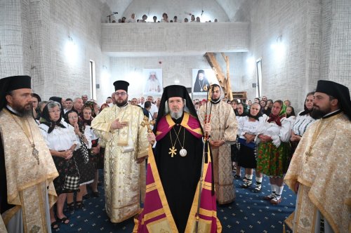 Prima Dumnezeiască Liturghie în noua biserică a Schitului Vârtop
