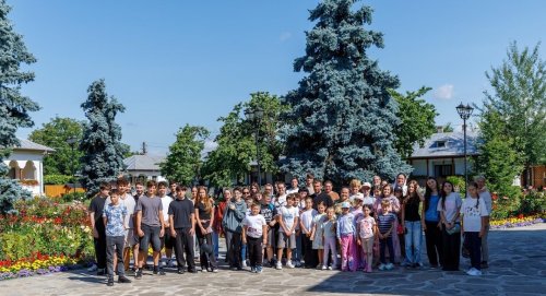 Tineri dâmboviţeni la locuri de rugăciune din Eparhia Bucureştilor