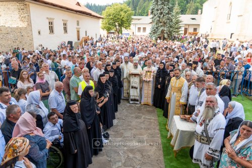Liturghie arhierească la mănăstirea suceveană Slatina