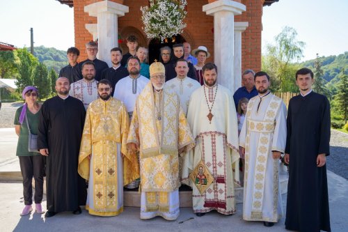 Sfântul Ierarh Nifon sărbătorit la un schit din judeţul Argeş