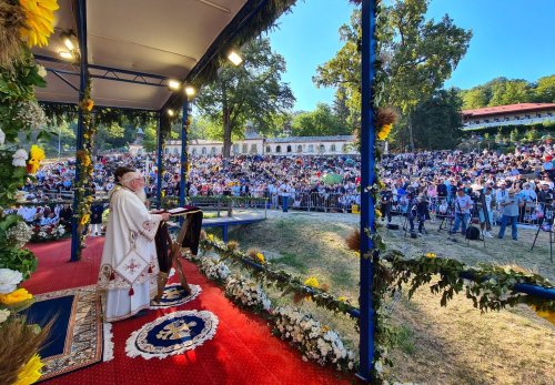 Zeci de mii de pelerini în rugăciune la Nicula, de Adormirea Maicii Domnului